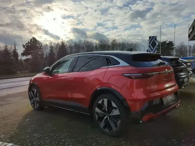 Używany Renault Megane E-Tech Komfort 160 kW (218 KM) 2025 Czerwony Sedan/Limuzyna
