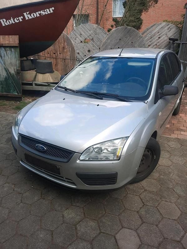Silber Gebraucht 2006 Ford Focus Limousine | 600 € - Bild 1/4