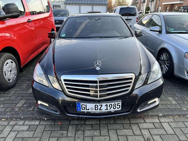 Schwarz Gebraucht 2009 Mercedes E350 Avantgarde Limousine | 5.750 € (Superpreis) - Bild 1/4