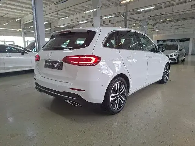 Gebraucht Mercedes B180 Progressive 136 PS (100 kW) 2022 Unilack polarweiß Van / Kleinbus