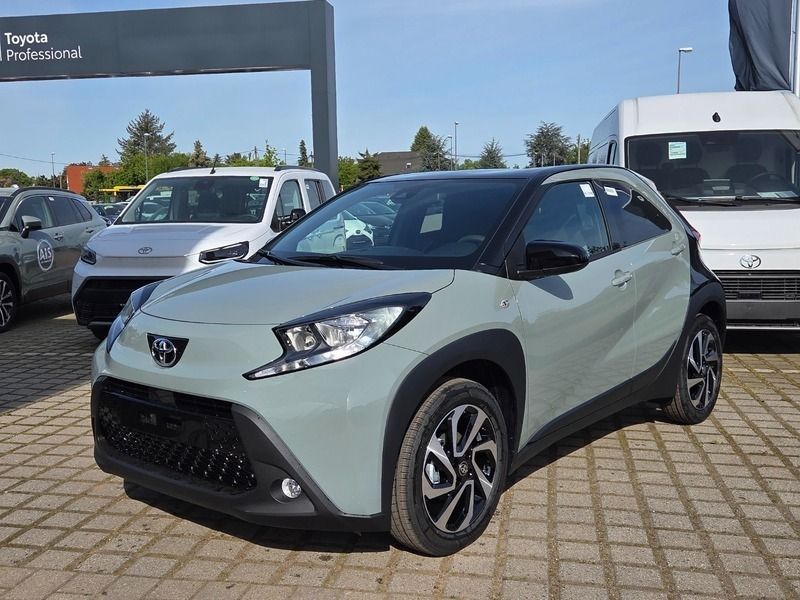 Urban khaki / night sky black Neu 2025 Toyota Aygo Kleinwagen | 17.990 € - Bild 1/3