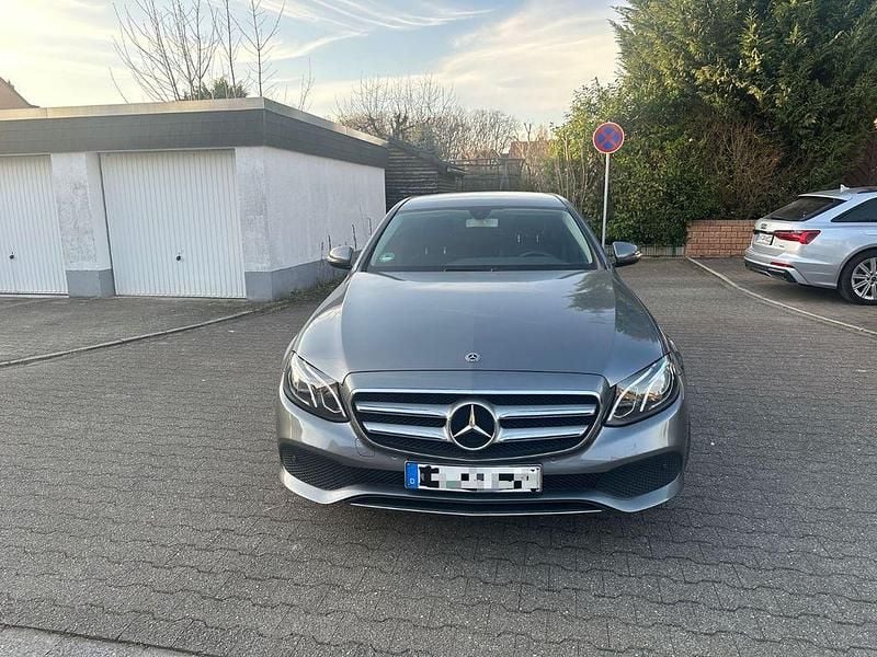 Grau Gebraucht 2018 Mercedes E200 Limousine | 15.000 € (Superpreis) - Bild 1/4