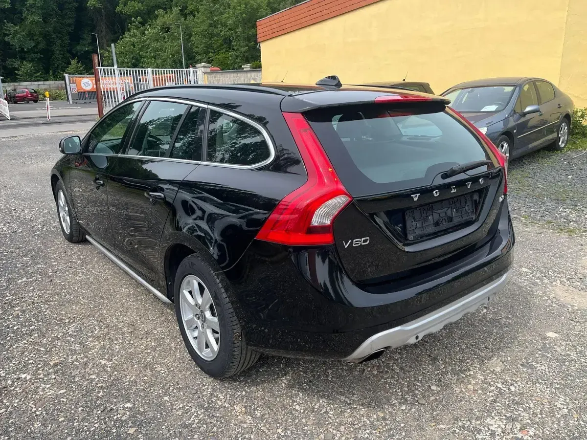 Gebraucht Volvo V60 Momentum 163 PS (119 kW) 2011 Schwarz Kombi