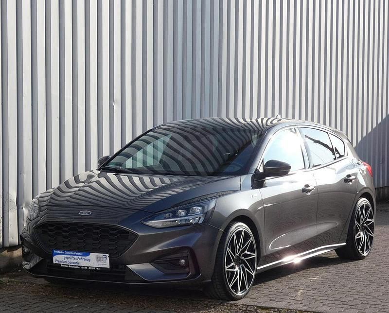 Grau Gebraucht 2020 Ford Focus ST-Line Limousine | 15.900 € (Fairer Preis) - Bild 1/4