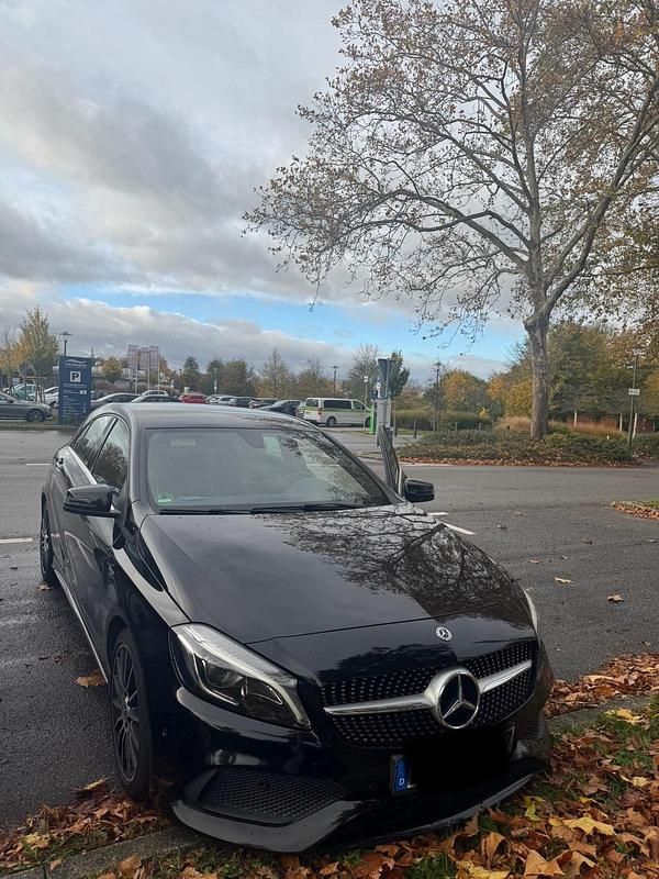 Schwarz Gebraucht 2018 Mercedes A180 AMG line Limousine | 15.500 € (Superpreis) - Bild 1/4