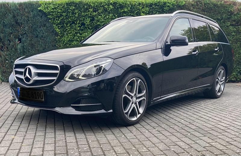 Schwarz Gebraucht 2016 Mercedes E200 AMG Kombi | 19.950 € (Fairer Preis) - Bild 1/4