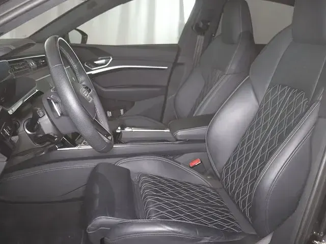 Używany Audi e-tron Ambiente 369 kW (503 KM) 2021 Szary SUV