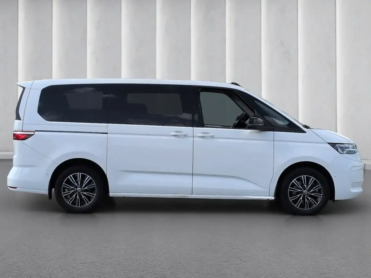 Gebraucht VW Multivan Basis 204 PS (150 kW) 2023 Weiß Van / Kleinbus