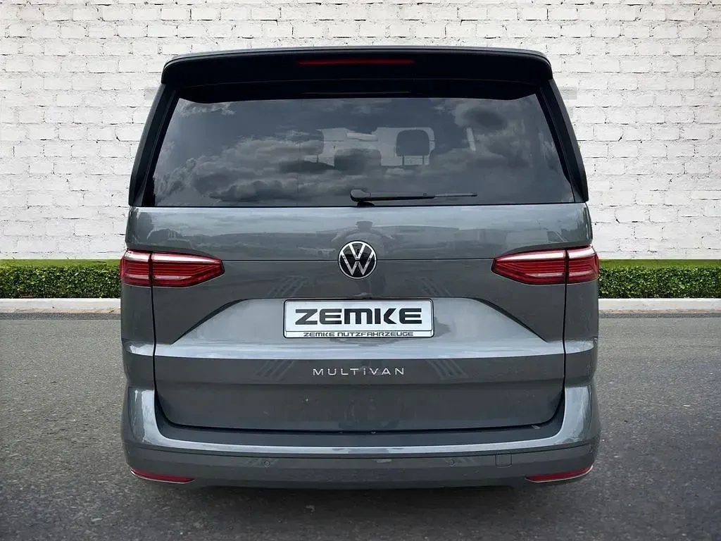 Gebraucht VW Multivan Life 150 PS (110 kW) 2025 Indiumgrau metallic Van / Kleinbus