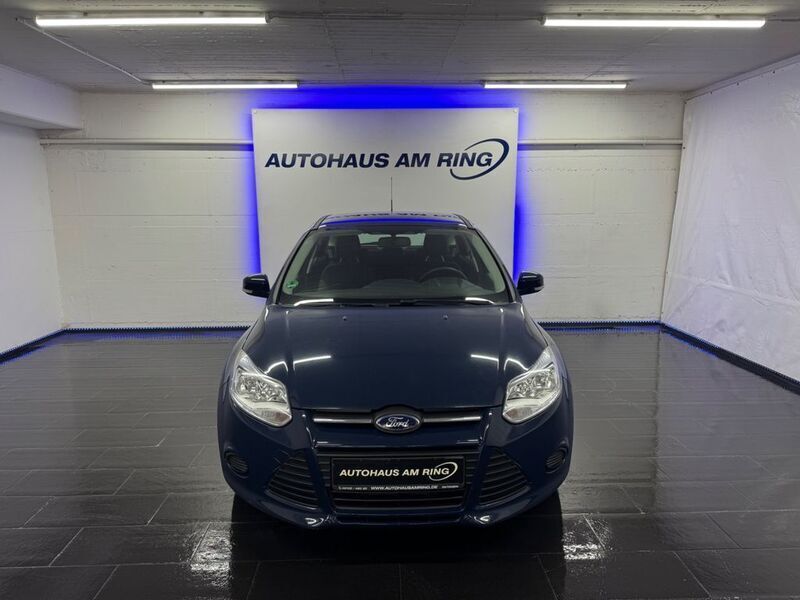 Blau Gebraucht 2014 Ford Focus Ambiente Limousine | 7.999 € (Etwas zu teuer) - Bild 1/4