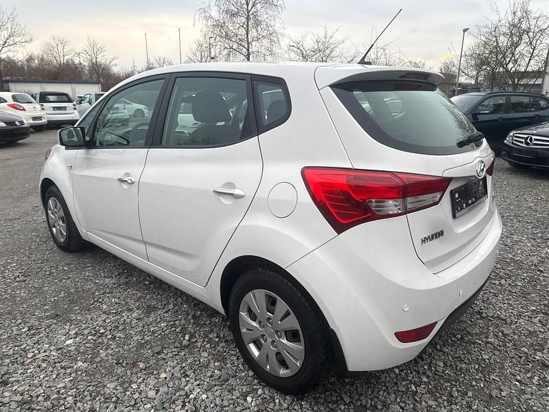 Gebraucht Hyundai ix20 90 PS (66 kW) 2014 Weiß Kleinwagen