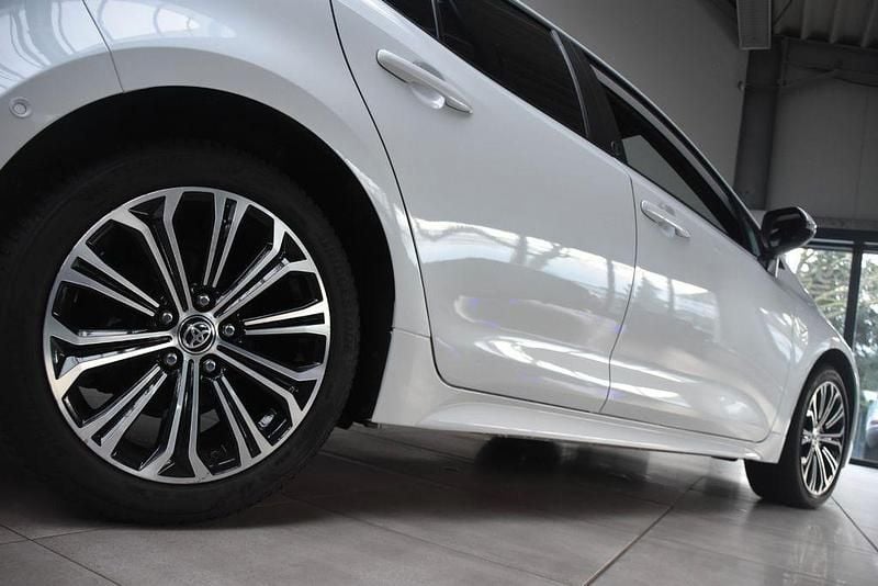 Gebraucht Toyota Corolla Hybrid Team 122 PS (89 kW) 2022 Weiß Limousine