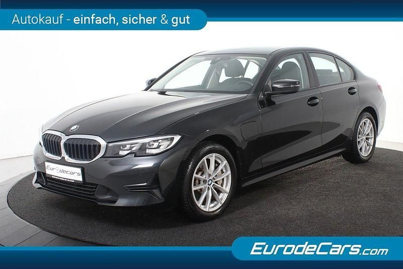 Schwarz Gebraucht 2020 BMW 330e Limousine | 26.600 € (Fairer Preis) - Bild 1/4
