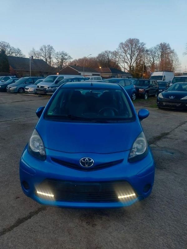 Gebraucht Toyota Aygo 68 PS (50 kW) 2014 Blau Kleinwagen