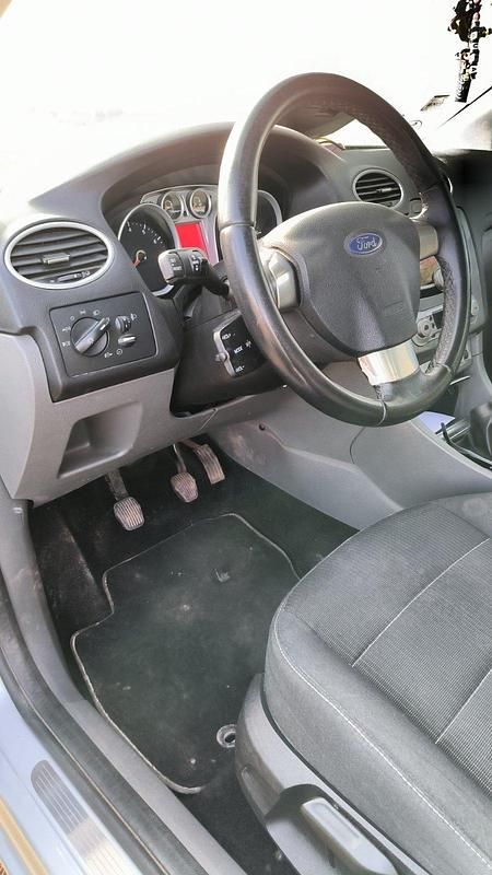 Gebraucht Ford Focus 106 PS (77 kW) 2009 Silber Limousine