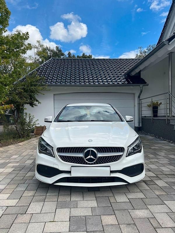 Weiß Gebraucht 2017 Mercedes CLA200 AMG line Coupé | 17.900 € (Fairer Preis) - Bild 1/4