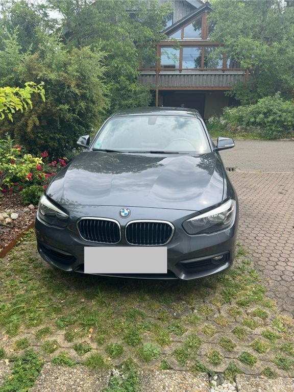 Grau Gebraucht 2018 BMW 118 Kleinwagen | 13.900 € (Fairer Preis) - Bild 1/3