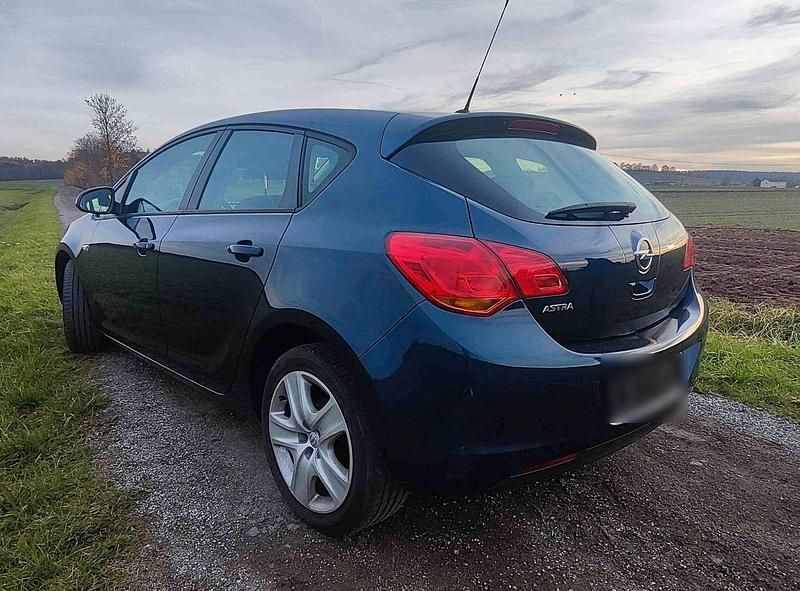 Gebraucht Opel Astra Edition 116 PS (85 kW) 2011 Blau Limousine