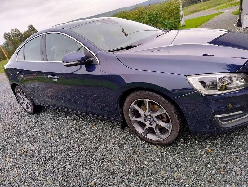 Blau Gebraucht 2014 Volvo S60 Momentum Limousine | 12.150 € (Fairer Preis) - Bild 1/4