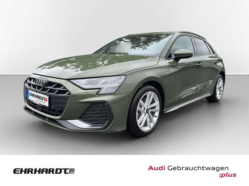 Distriktgrün metallic Gebraucht 2025 Audi A3 Sportback S-Line Limousine | 35.450 € (Guter Preis) - Bild 1/3