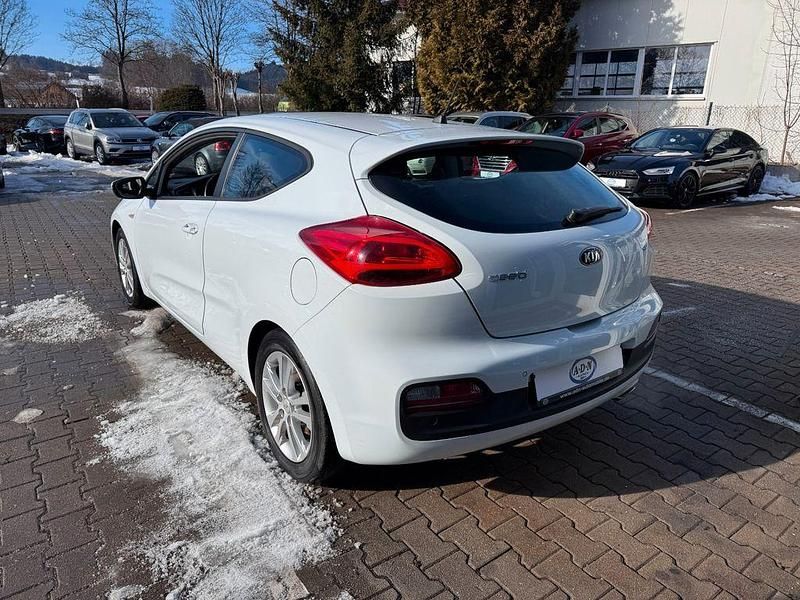 Gebraucht Kia Ceed 135 PS (99 kW) 2015 Weiß Kleinwagen