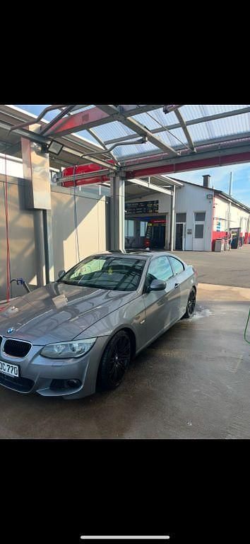 Grau Gebraucht 2012 BMW 320 Performance Coupé | 8.990 € (Fairer Preis) - Bild 1/4