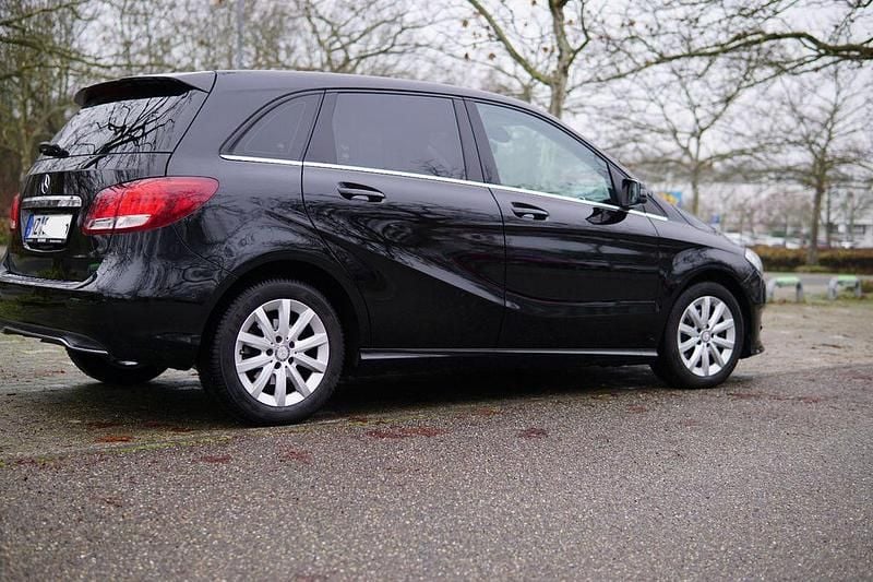 Gebraucht Mercedes B180 122 PS (89 kW) 2017 Schwarz Van / Kleinbus