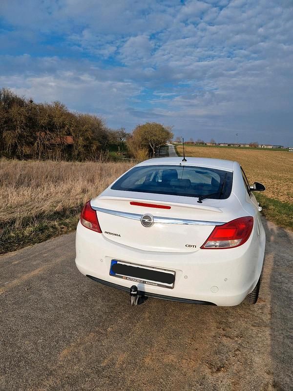 Gebraucht Opel Insignia 130 PS (95 kW) 2013 Weiß Limousine