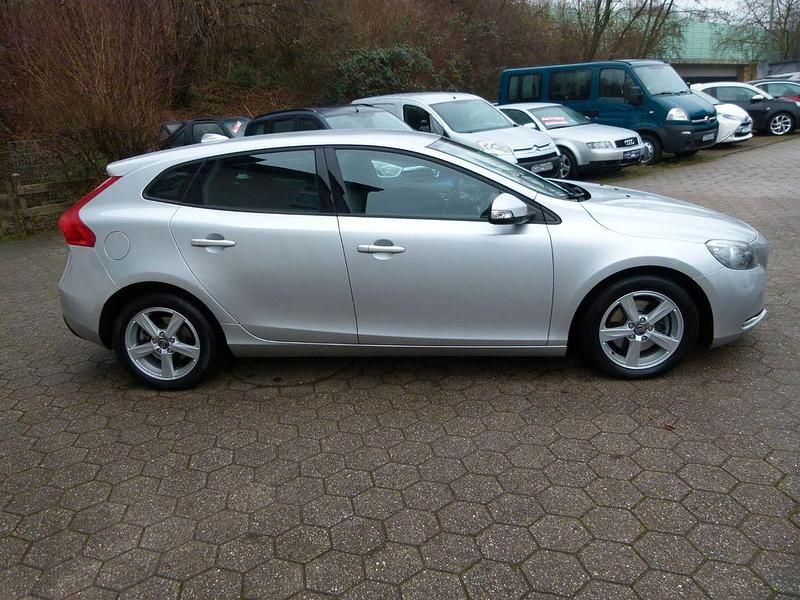 Gebraucht Volvo V40 Kinetic 114 PS (83 kW) 2014 Silber Limousine