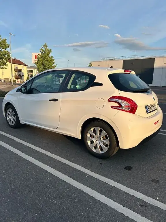 Gebraucht Peugeot 208 Access 68 PS (50 kW) 2013 Weiß Kleinwagen