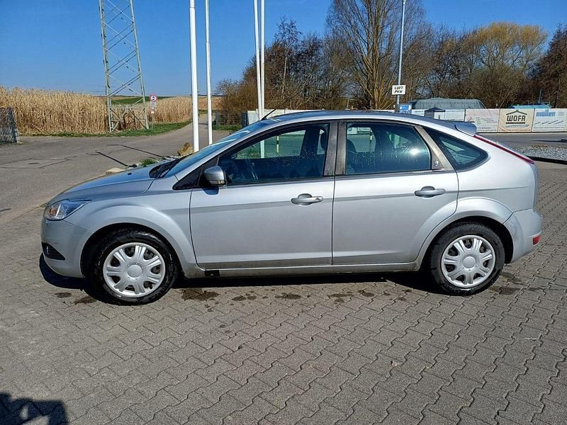 Gebraucht Ford Focus Ghia 101 PS (74 kW) 2009 Silber Limousine