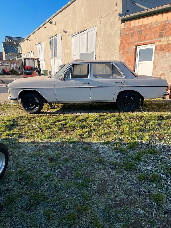 Second-hand Mercedes 230 1968 Berlinǎ