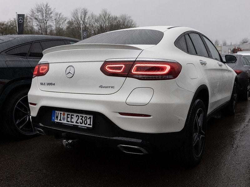 Gebraucht Mercedes GLC300e AMG 194 PS (142 kW) 2024 Weiss manufaktur diamantweiss bright Coupé