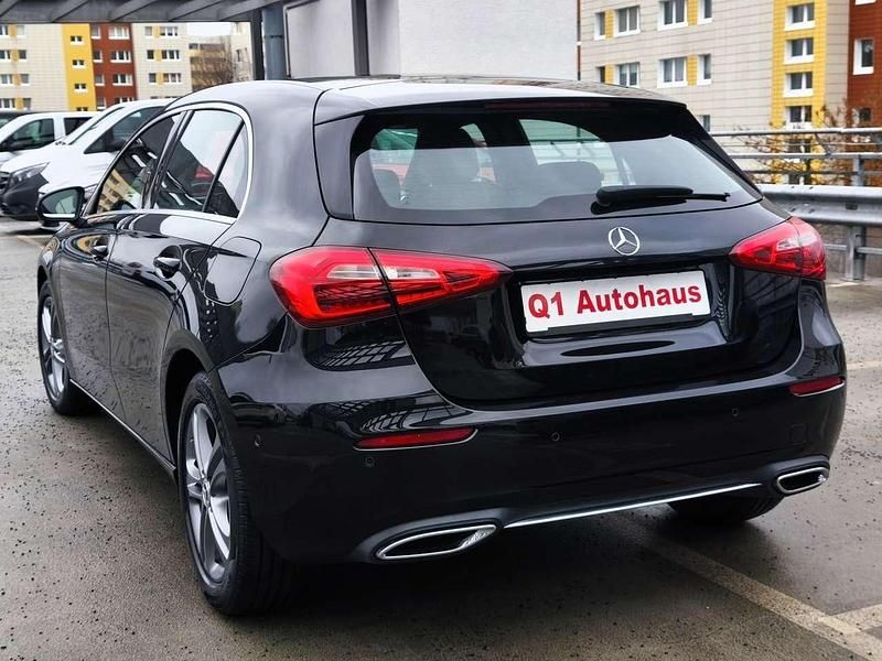 Gebraucht Mercedes A180 136 PS (100 kW) 2019 Kosmosschwarz  metalliclack Kleinwagen