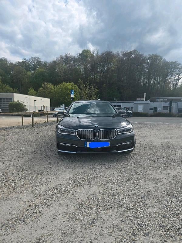 Grau Gebraucht 2017 BMW 730 Limousine | 27.300 € (Guter Preis) - Bild 1/4