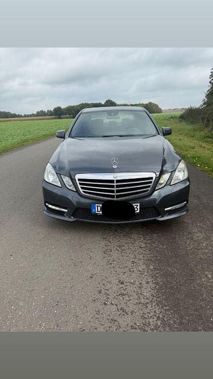 Grau Gebraucht 2012 Mercedes E200 Elegance Limousine | 13.990 € (Teuer) - Bild 1/4