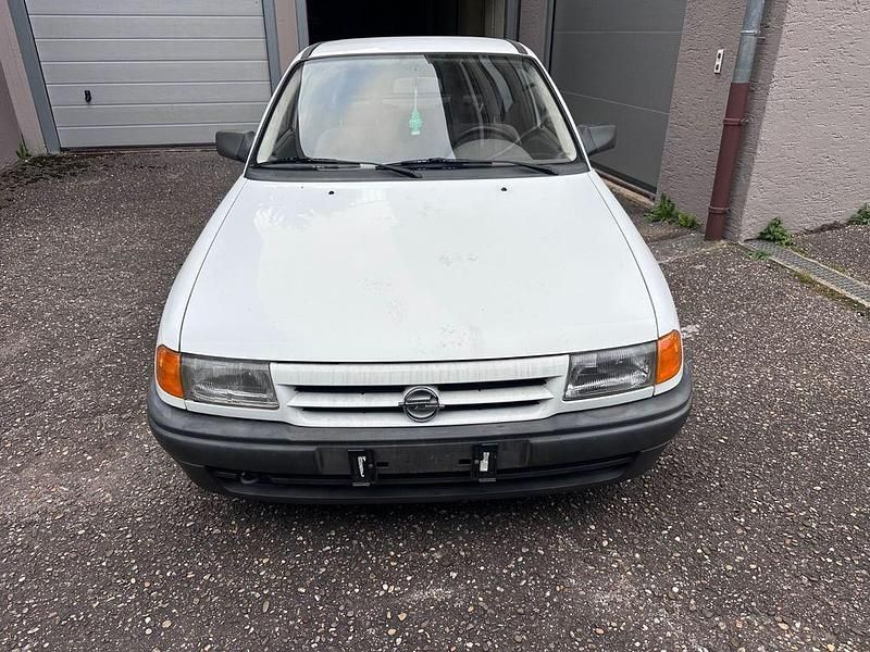 Gebraucht Opel Astra 90 PS (66 kW) 1992 Weiß Kleinwagen