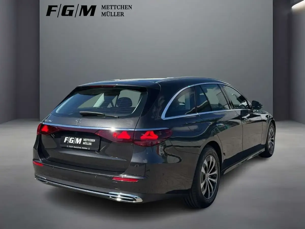 Używany Mercedes E220 Advanced 197 KM (144 kW) 2025 Szary Kombi