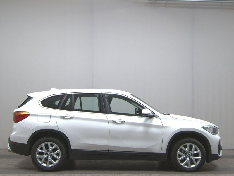 Weiss Gebraucht 2021 BMW X1 Advantage SUV | 15.990 € (Guter Preis) - Bild 1/4