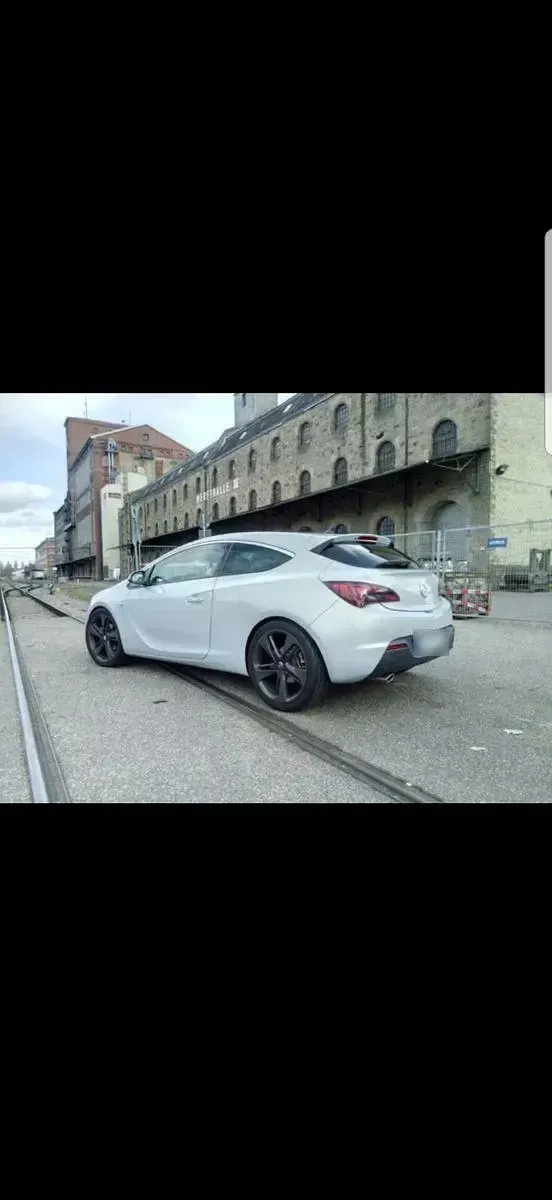 Gebraucht Opel Astra GTC Innovation 165 PS (121 kW) 2011 Weiß Limousine
