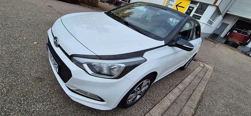 Weiß Gebraucht 2015 Hyundai i20 YES! Silver Limousine | 9.100 € (Fairer Preis) - Bild 1/4