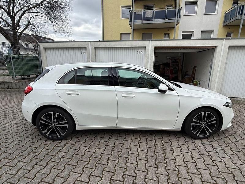 Gebraucht Mercedes A180 136 PS (100 kW) 2019 Weiß Limousine