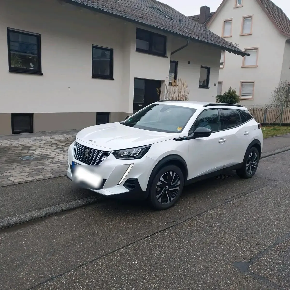 Gebraucht Peugeot e-2008 Allure 100 kW (136 PS) 2023 Weiß SUV