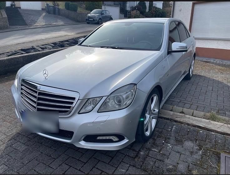 Silber Gebraucht 2011 Mercedes E350 Avantgarde Limousine | 8.450 € (Superpreis) - Bild 1/4