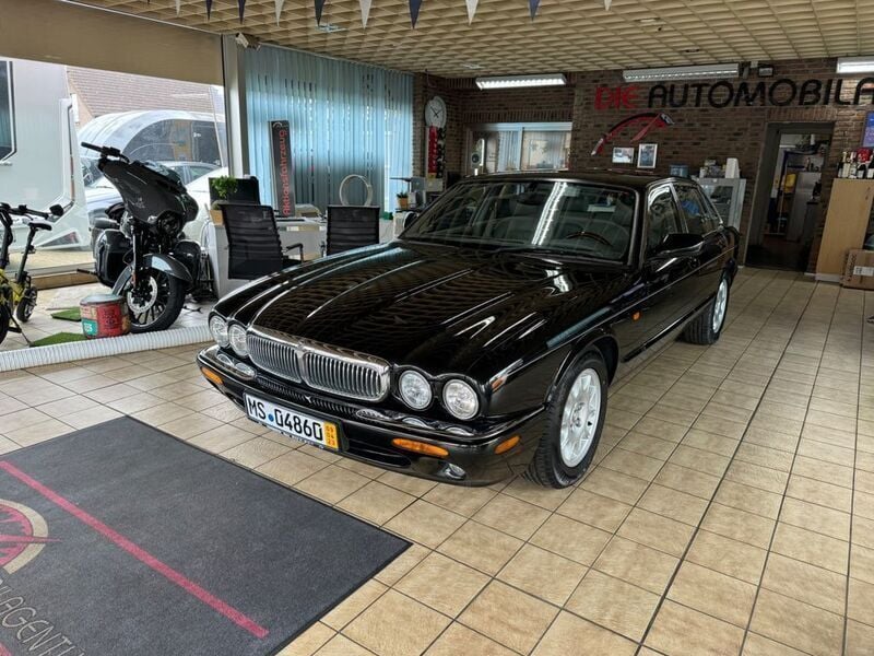 Schwarz Gebraucht 1998 Jaguar XJ8 Sovereign Limousine | 10.490 € (Guter Preis) - Bild 1/4