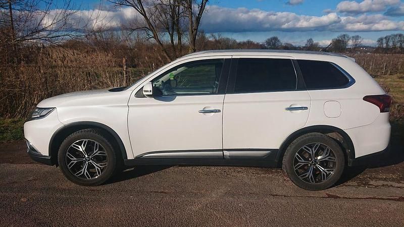 Weiß Gebraucht 2016 Mitsubishi Outlander Plus SUV | 13.000 € (Fairer Preis) - Bild 1/4