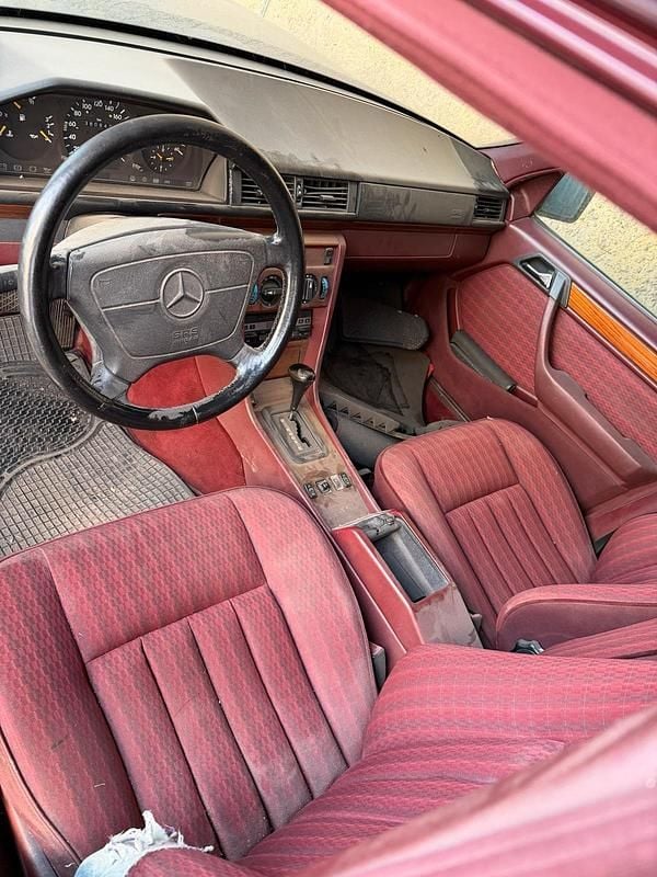 Gebraucht Mercedes 300 147 PS (108 kW) 1992 Rot Kombi