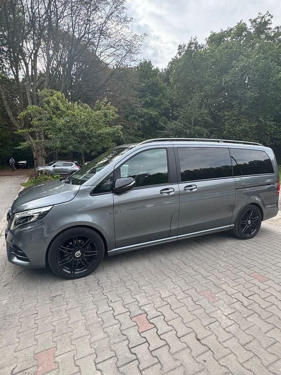 Grau Gebraucht 2021 Mercedes V300 Avantgarde Edition Van / Kleinbus | 59.000 € (Teuer) - Bild 1/4