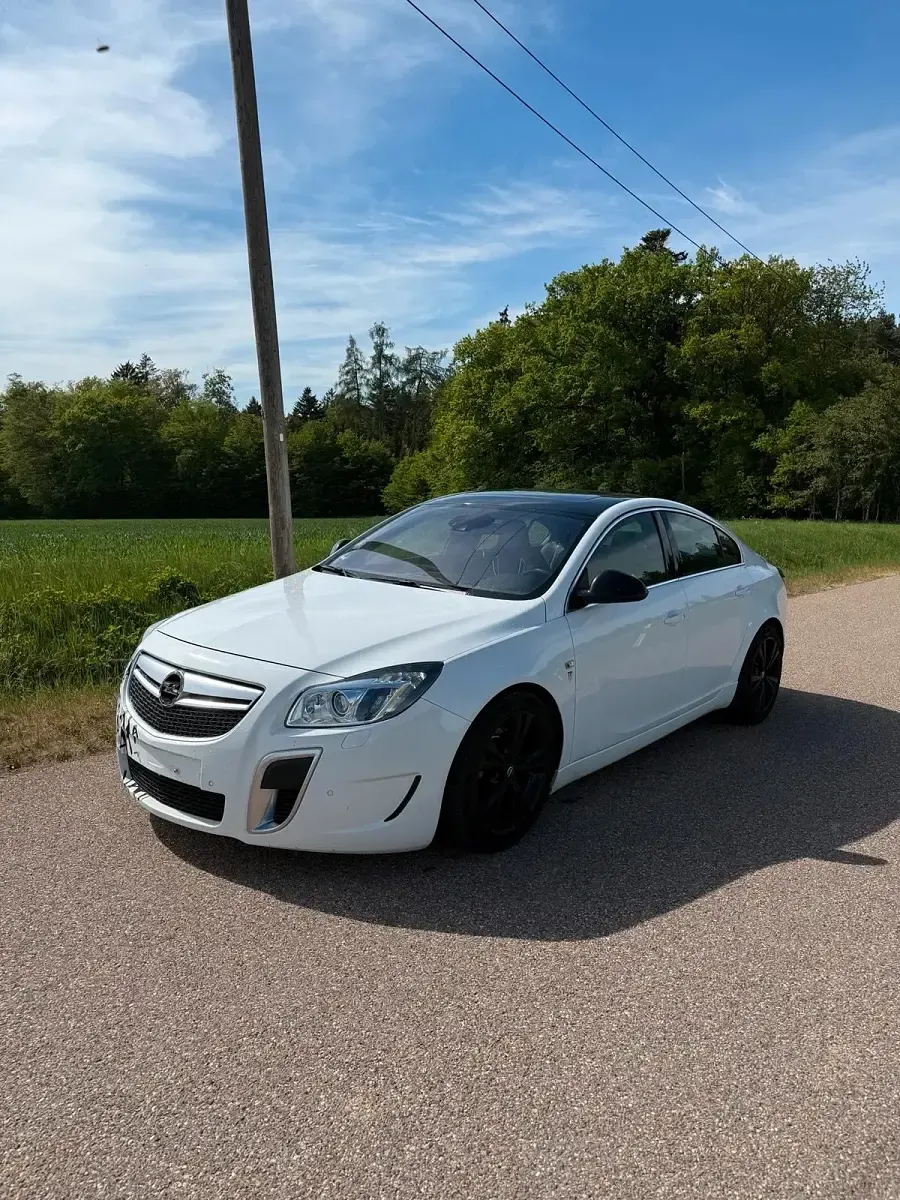 Używany Opel Insignia 325 KM (239 kW) 2010 Biały Sedan/Limuzyna