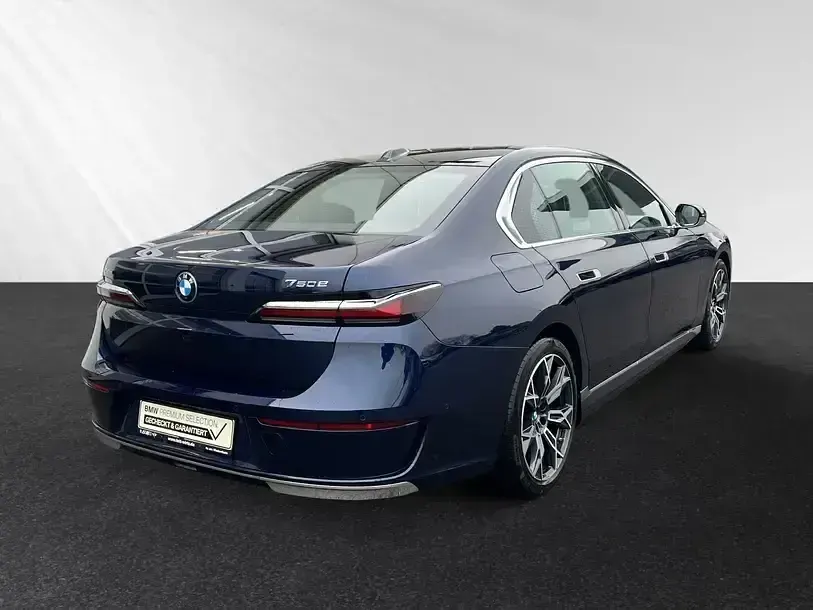 Gebraucht BMW 750e Comfort Edition 489 PS (359 kW) 2024 Bmw individual tansanitblau metallic Limousine